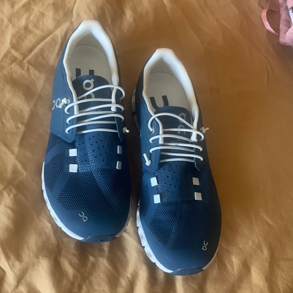 Womens On Cloud 5 Running shoe size US 7